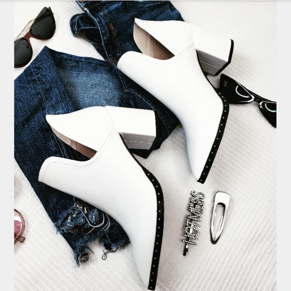 //Snowy days//White studded boots - Picture 4 of 5